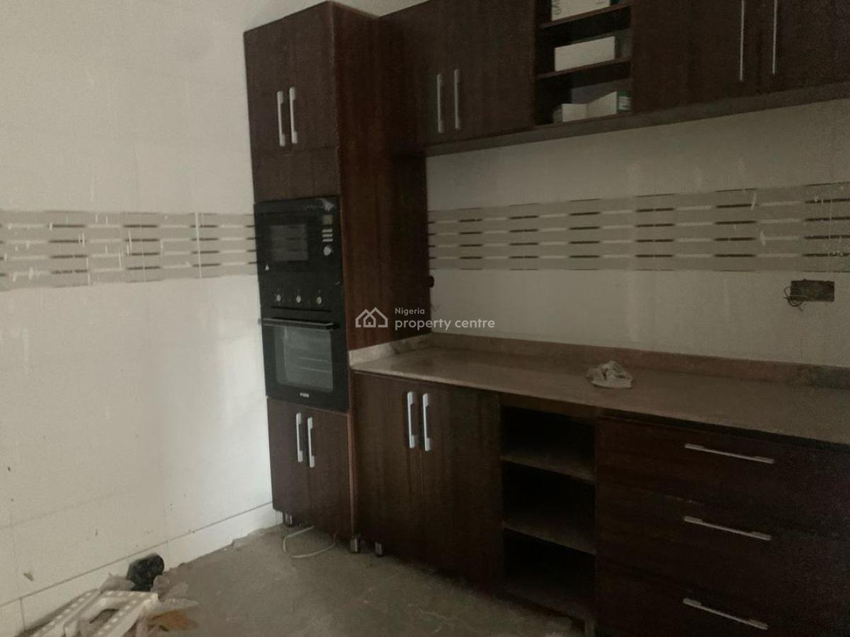 3  Bedroom for with All Necessary Amenities, Yabatech Staff Quarters, Jibowu, Yaba, Lagos, Flat / Apartment for Sale
