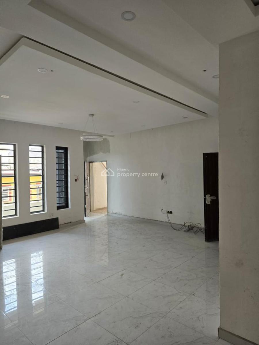 3  Bedroom for with All Necessary Amenities, Yabatech Staff Quarters, Jibowu, Yaba, Lagos, Flat / Apartment for Sale