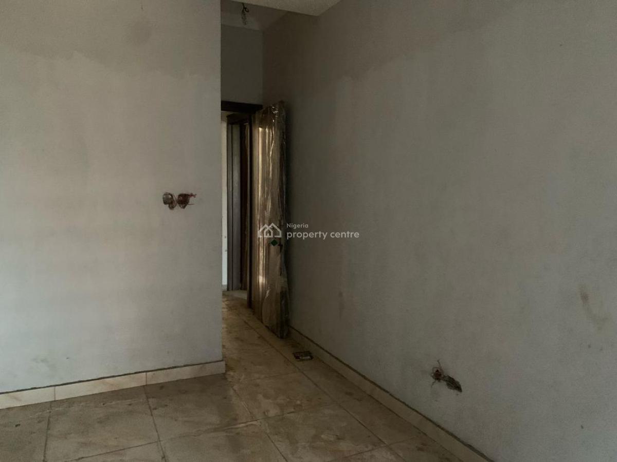 3  Bedroom for with All Necessary Amenities, Yabatech Staff Quarters, Jibowu, Yaba, Lagos, Flat / Apartment for Sale