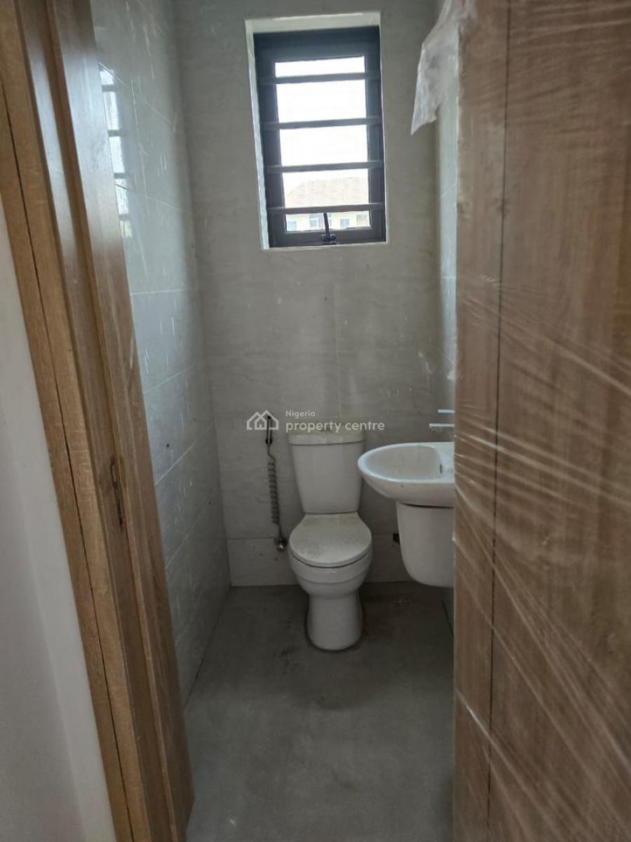 3  Bedroom for with All Necessary Amenities, Yabatech Staff Quarters, Jibowu, Yaba, Lagos, Flat / Apartment for Sale