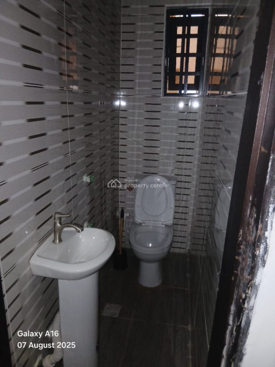 Lovely 2 Bedroom Flat, Herbert Marcauley Way, Yaba, Lagos, Flat / Apartment for Rent