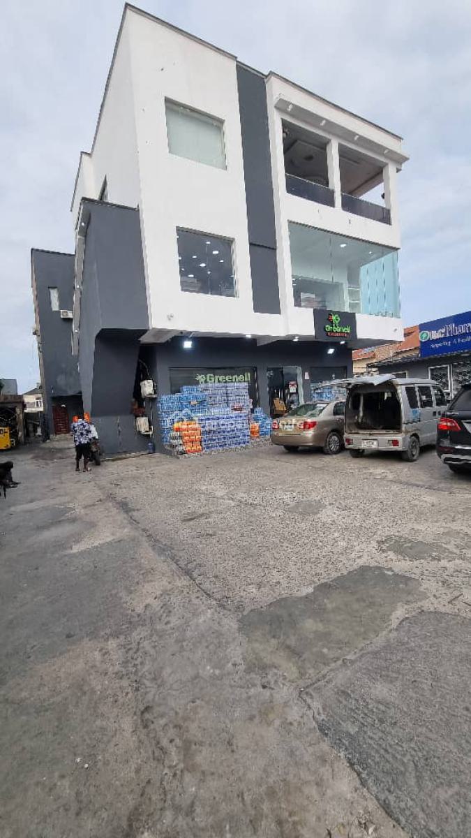 Lounge Space in a Busy and Environment, Lekki County, Lekki, Lagos, Restaurant / Bar for Rent