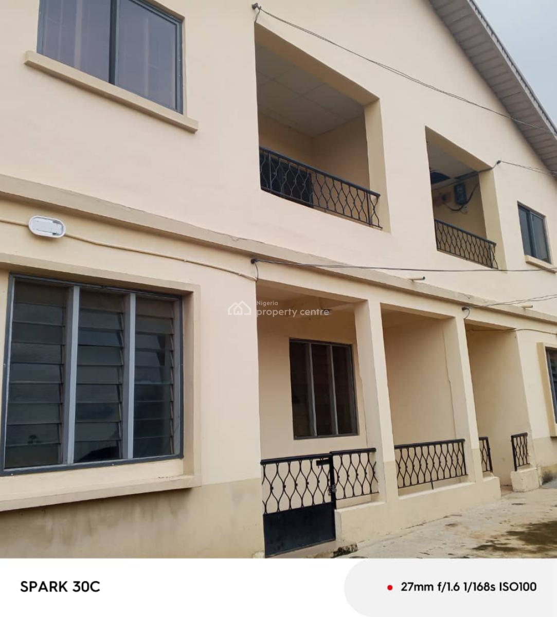 16 Units of Rooms in a Good Location, Farayola Street, Agbowo, Ibadan, Oyo, Block of Flats for Sale