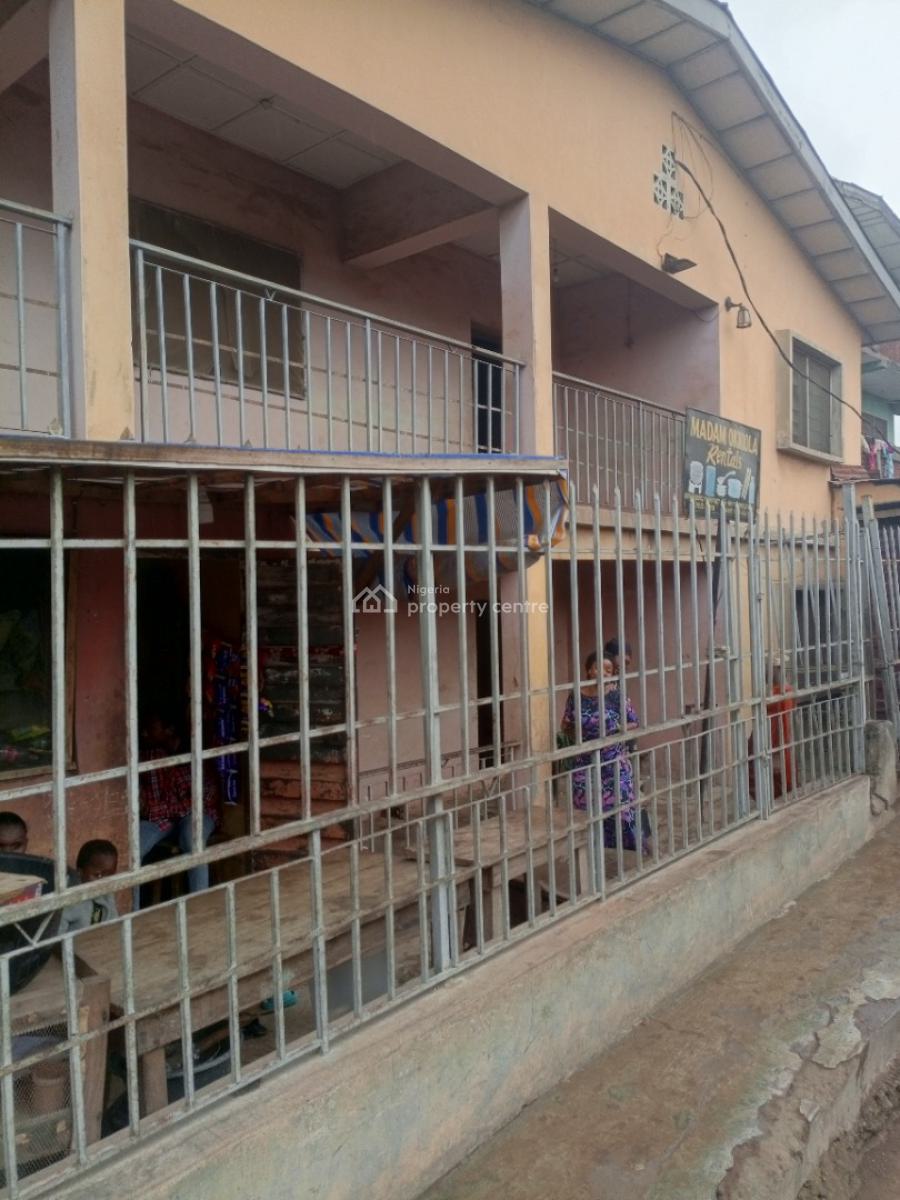 16 Units of Rooms in a Good Location, Farayola Street, Agbowo, Ibadan, Oyo, Block of Flats for Sale