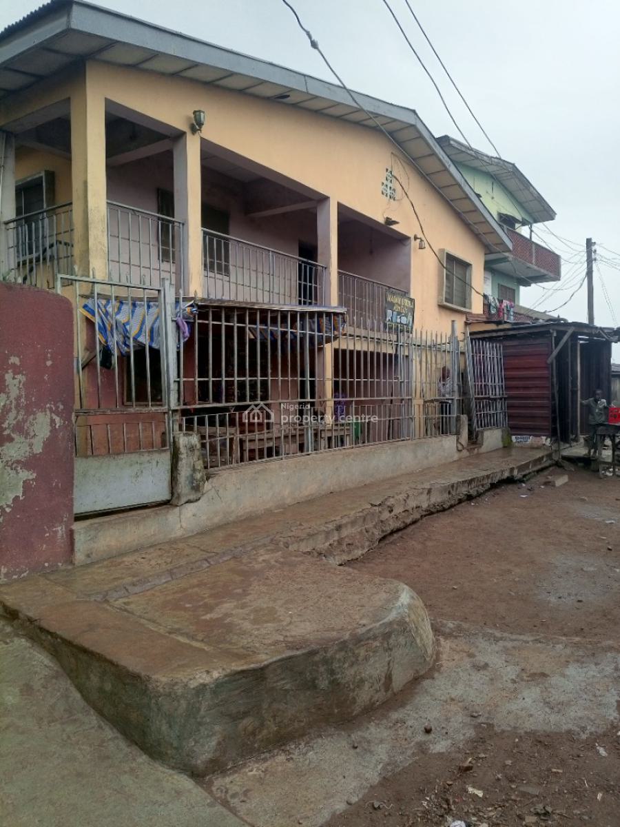 16 Units of Rooms in a Good Location, Farayola Street, Agbowo, Ibadan, Oyo, Block of Flats for Sale