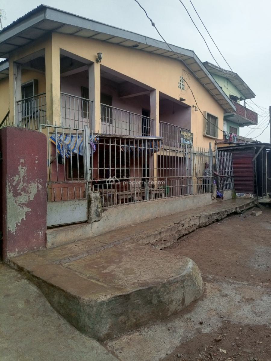 16 Units of Rooms in a Good Location, Farayola Street, Agbowo, Ibadan, Oyo, Block of Flats for Sale