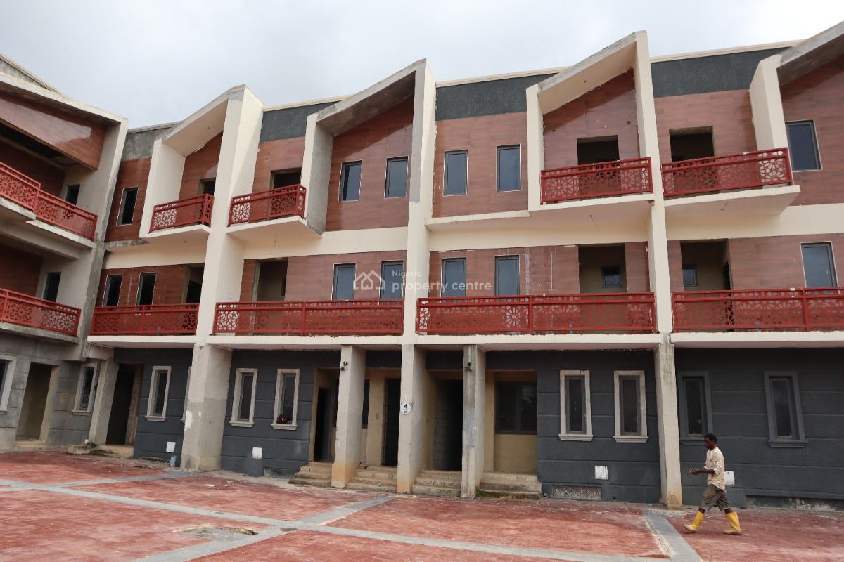 32 Rooms Apartments with C of O, By Obi Cubanas House, Guzape District, Abuja, Terraced Duplex for Sale