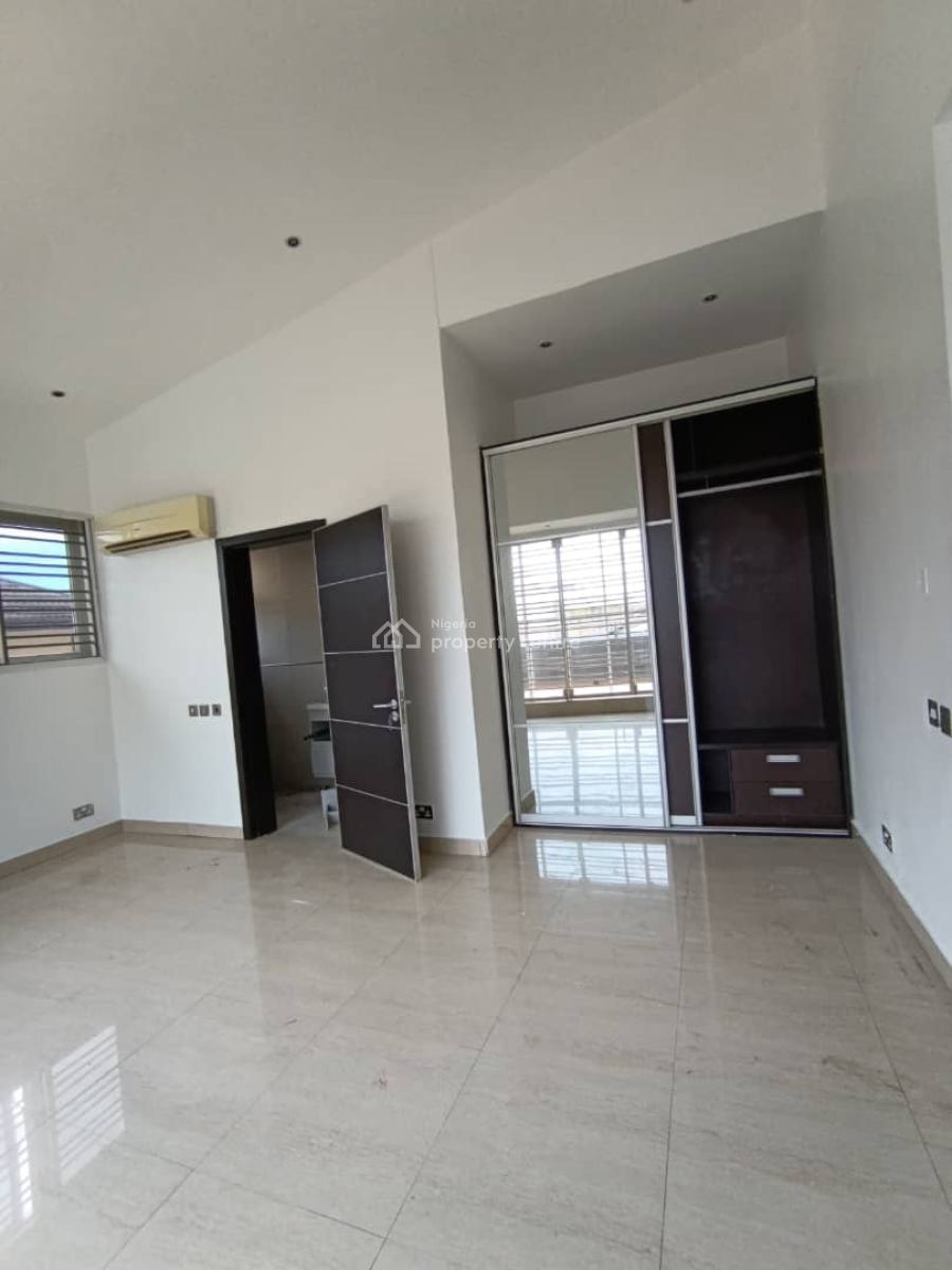 Well Built Three (3) Bedroom Apartment, Lekki Phase 1, Lekki, Lagos, Flat / Apartment for Rent
