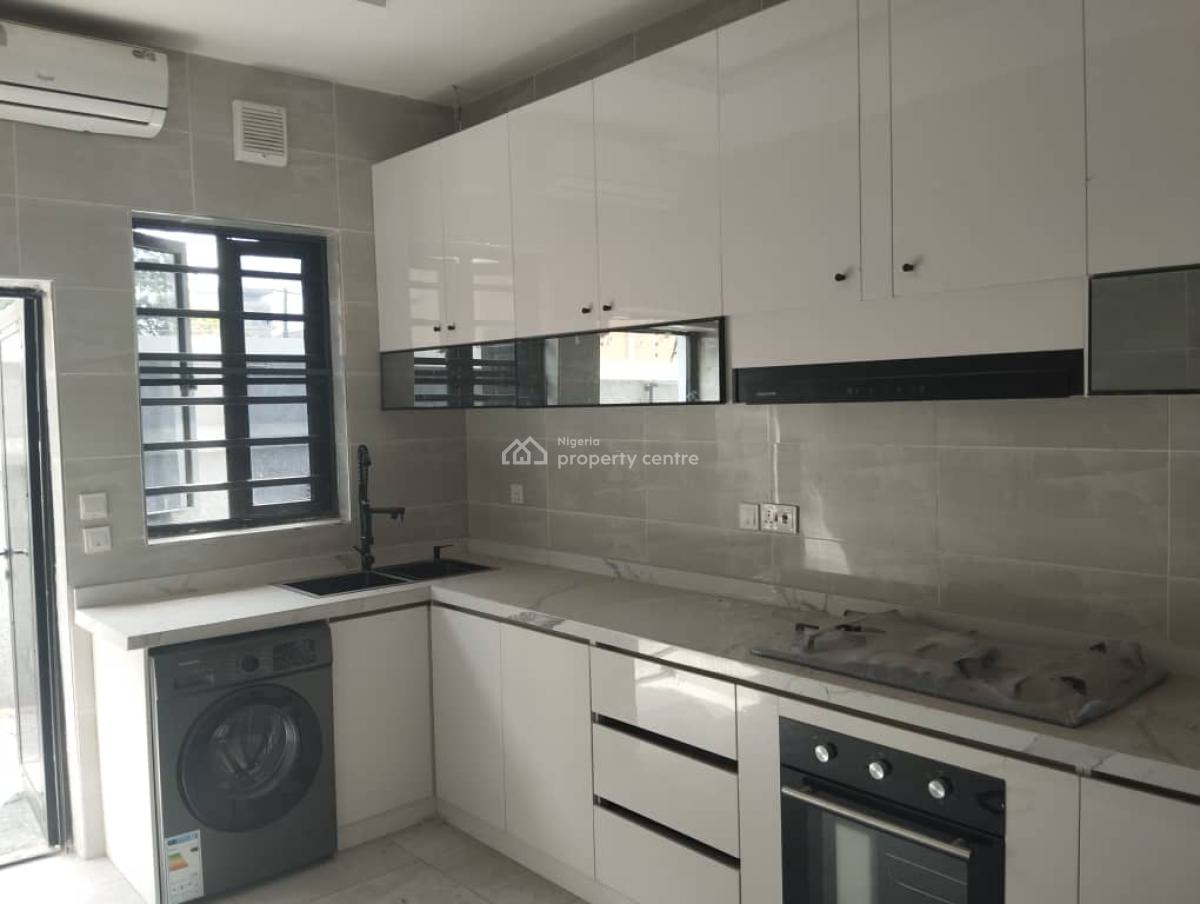 Well Built Three (3) Bedroom Apartment, Lekki Phase 1, Lekki, Lagos, Flat / Apartment for Rent