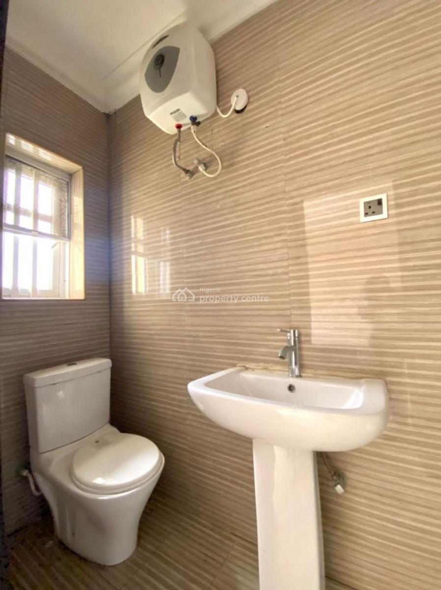Well Maintained Spacious 3 Bedroom Apartment with Bq, New Road, Chevron, Lekki Phase 2, Lekki, Lagos, Flat / Apartment for Rent