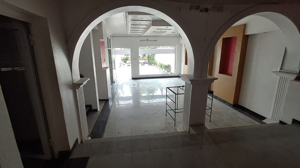 Strategically Located Commercial Property Giveaway Offer, Lekki Phase 1, Lekki, Lagos, Commercial Property for Rent