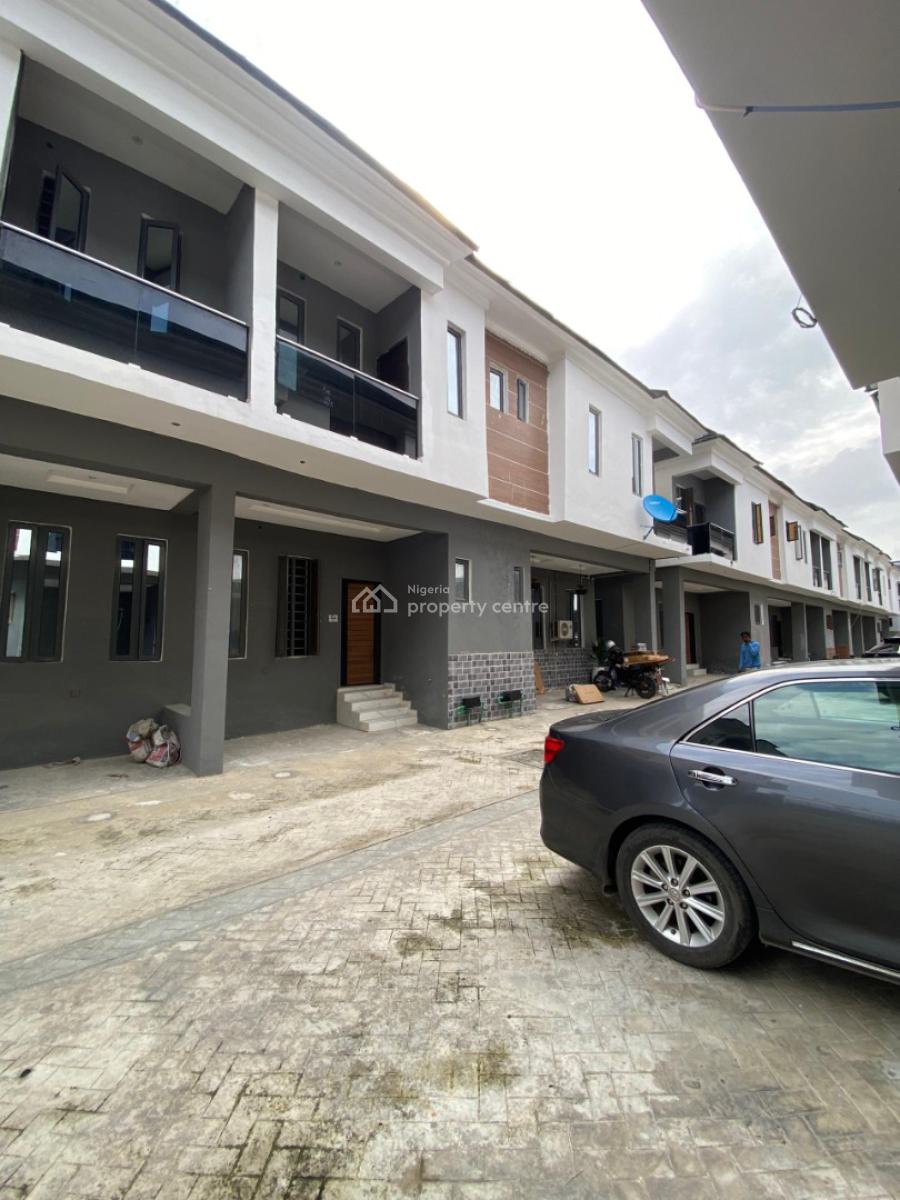 Distressed 3 Bedroom Terraced Duplex, Chevron, Lekki, Lagos, Terraced Duplex for Sale