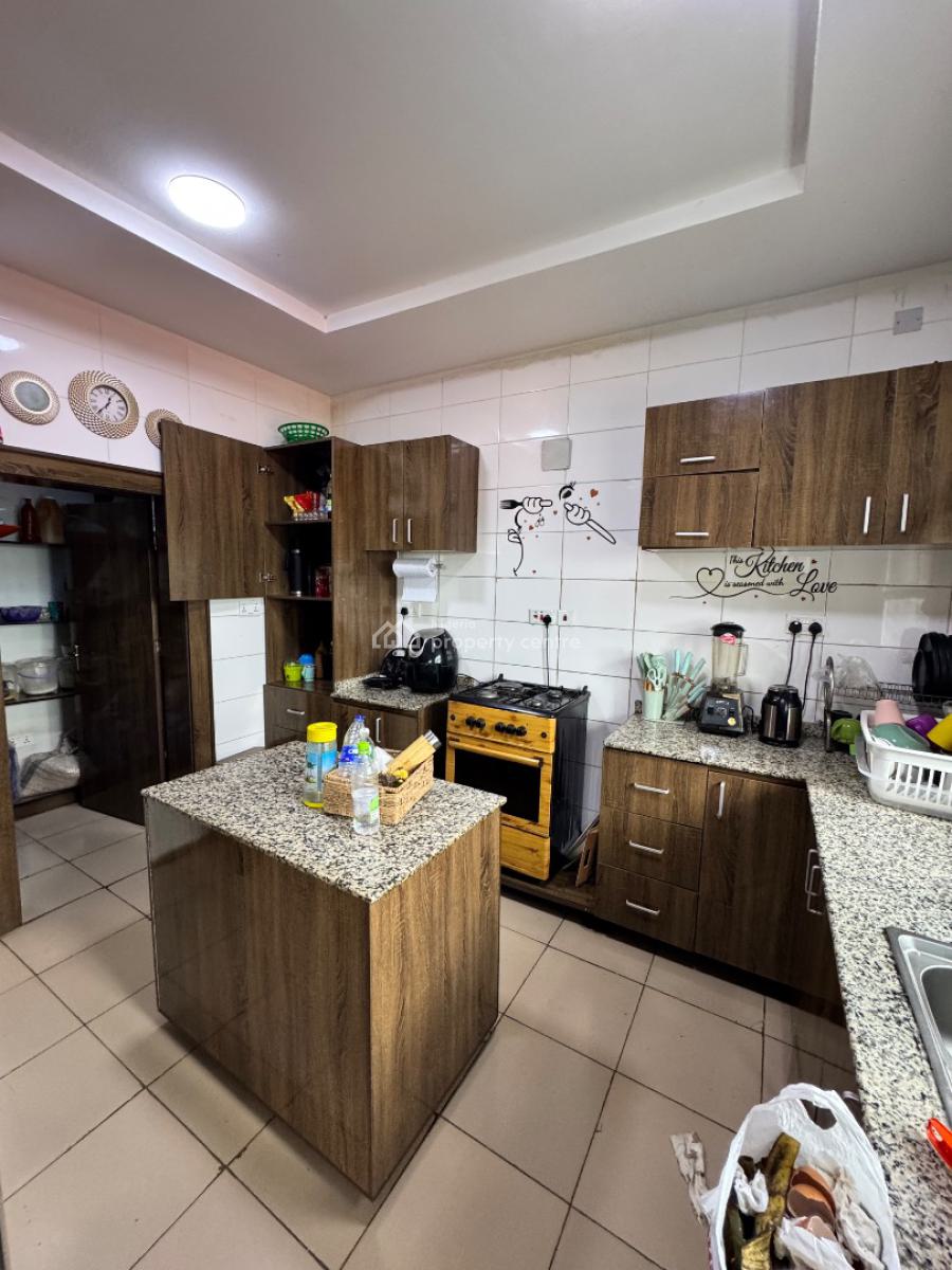 Stunning & Massively Spacious 3beds Apartment with Bq, Off Olusegun Obasanjo Way, Wuye, Abuja, Flat / Apartment for Sale