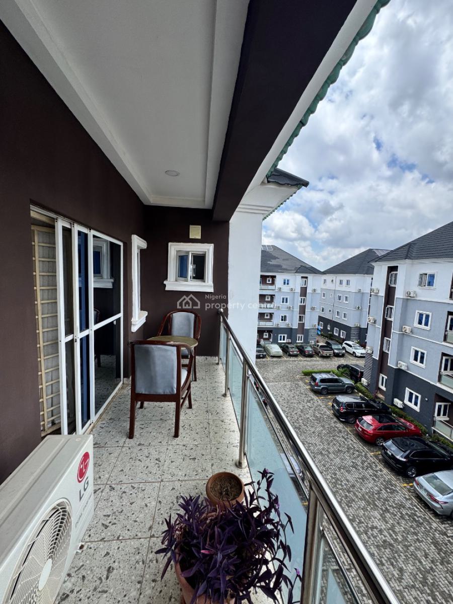 Stunning & Massively Spacious 3beds Apartment with Bq, Off Olusegun Obasanjo Way, Wuye, Abuja, Flat / Apartment for Sale