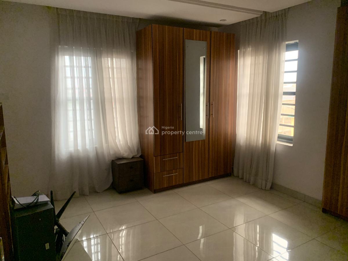 Well Maintained 2 Bedrooms Flat, Yaba, Lagos, Flat / Apartment for Rent