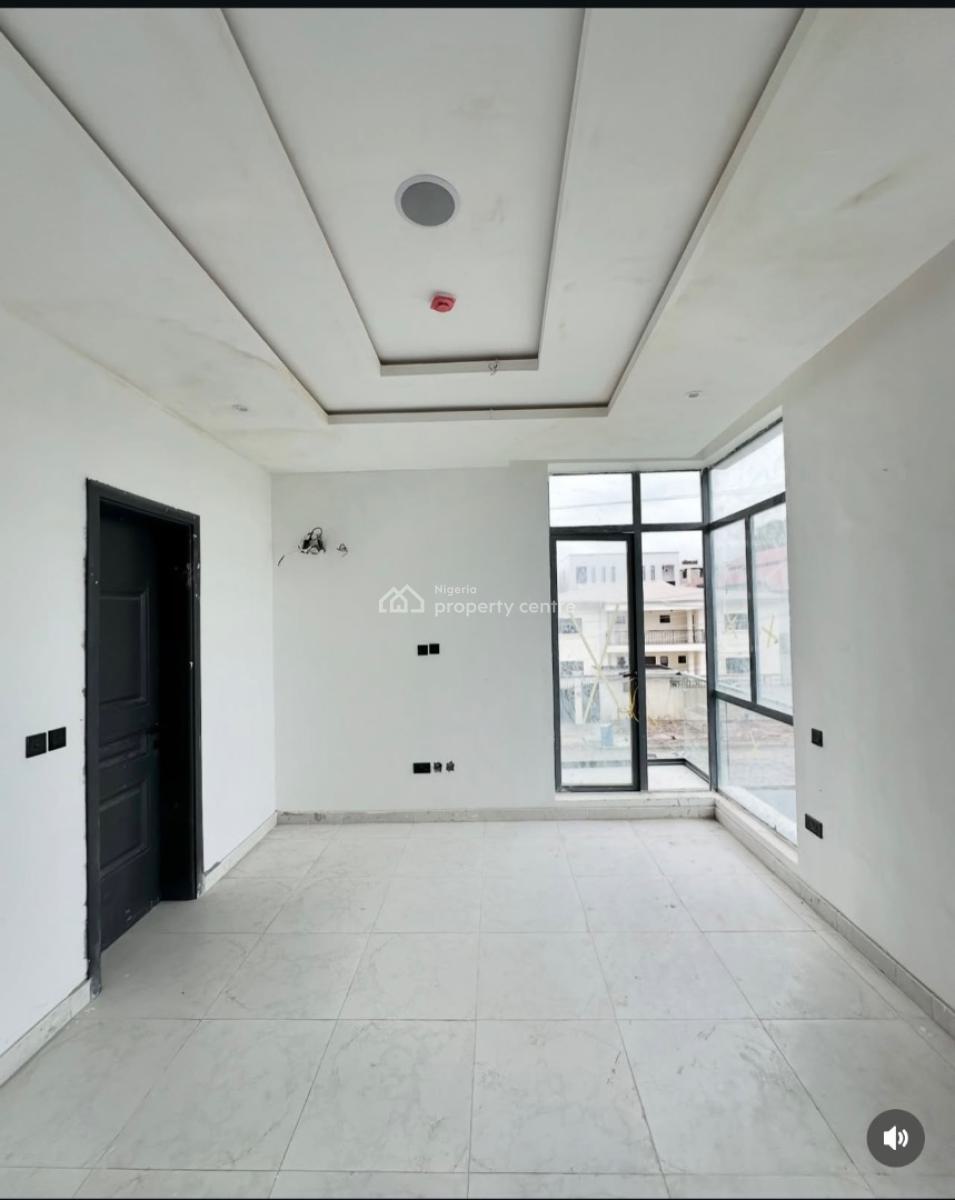 2 Bedroom Luxury Apartment in a Serviced Estate, Lekki Phase 1, Lekki, Lagos, Flat / Apartment for Sale