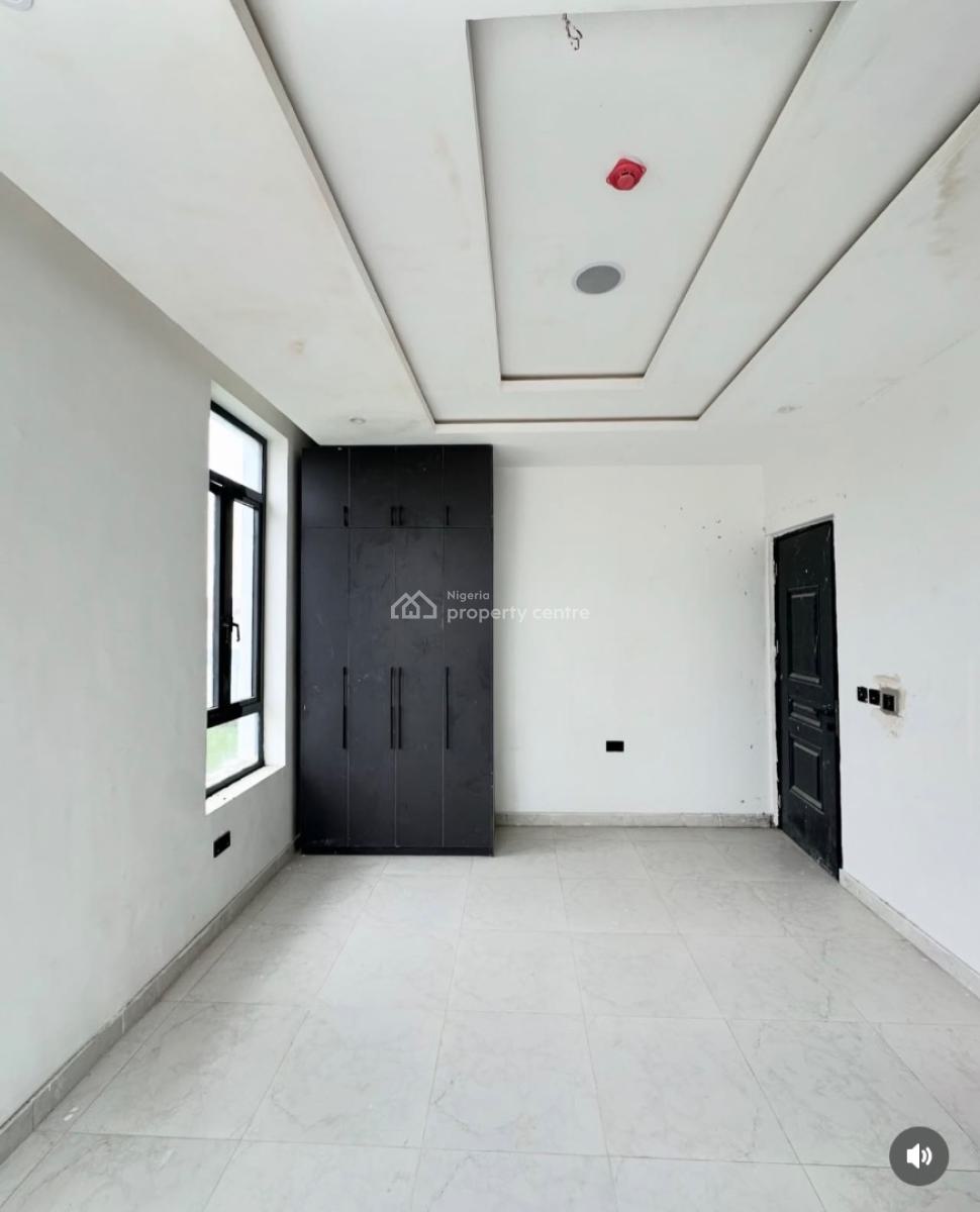2 Bedroom Luxury Apartment in a Serviced Estate, Lekki Phase 1, Lekki, Lagos, Flat / Apartment for Sale