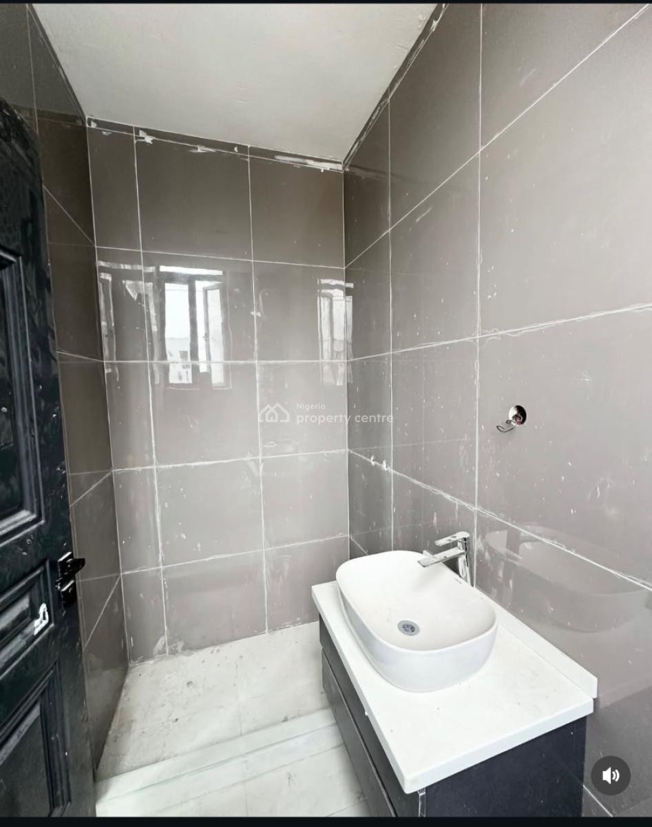 2 Bedroom Luxury Apartment in a Serviced Estate, Lekki Phase 1, Lekki, Lagos, Flat / Apartment for Sale