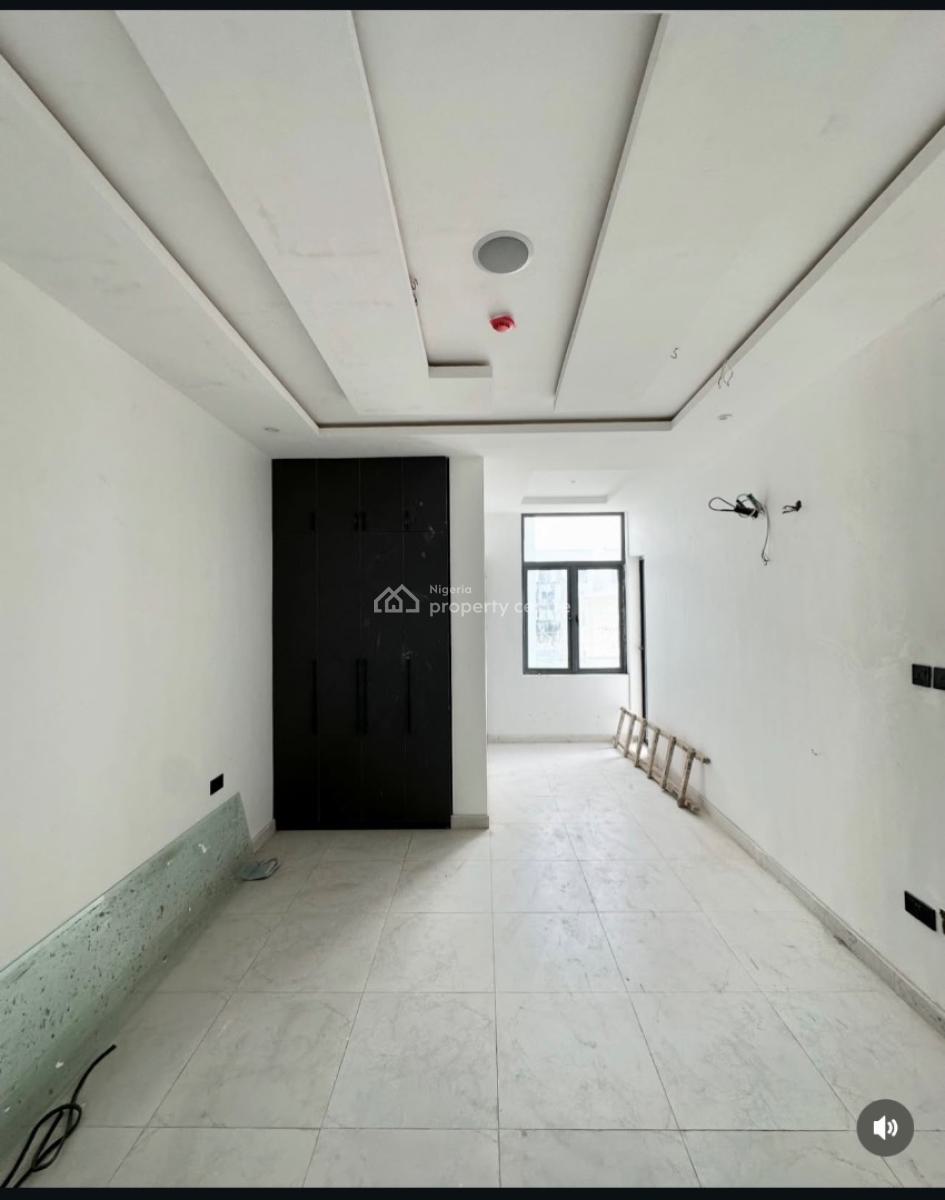 2 Bedroom Luxury Apartment in a Serviced Estate, Lekki Phase 1, Lekki, Lagos, Flat / Apartment for Sale