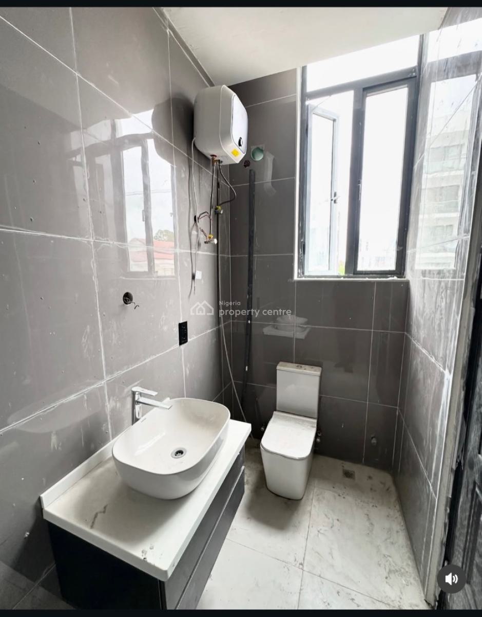 2 Bedroom Luxury Apartment in a Serviced Estate, Lekki Phase 1, Lekki, Lagos, Flat / Apartment for Sale