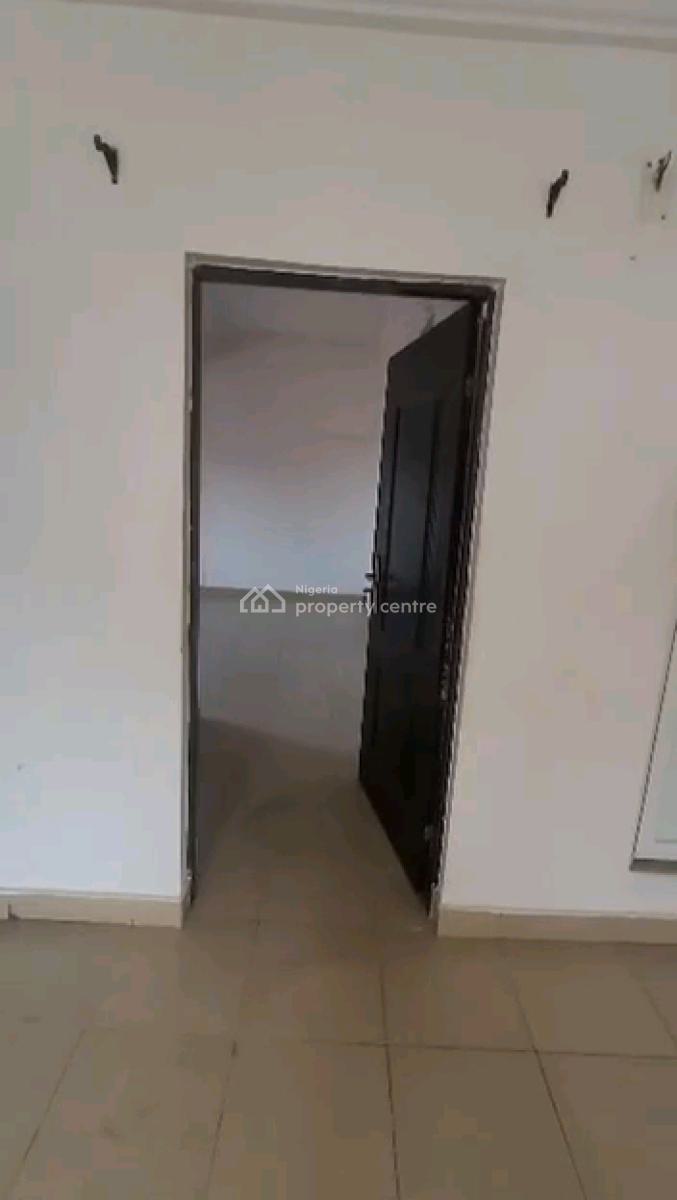 Relatively New Spacious and Decent 2bedrm Up Flat, Bamgbopa Street, Abule Ijesha, Yaba, Lagos, Flat / Apartment for Rent