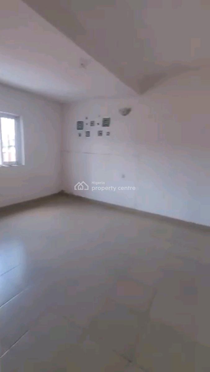 Relatively New Spacious and Decent 2bedrm Up Flat, Bamgbopa Street, Abule Ijesha, Yaba, Lagos, Flat / Apartment for Rent