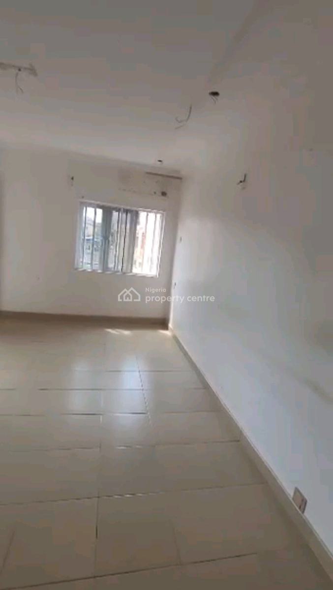 Relatively New Spacious and Decent 2bedrm Up Flat, Bamgbopa Street, Abule Ijesha, Yaba, Lagos, Flat / Apartment for Rent