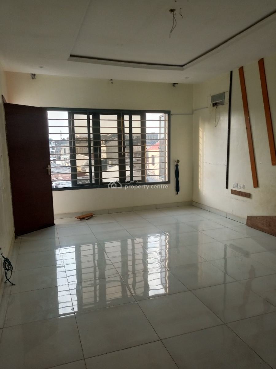 Luxury 4 Bedroom Terrace with Pool Gym 24 Hours Light, Ologolo, Lekki, Lagos, Terraced Duplex for Rent