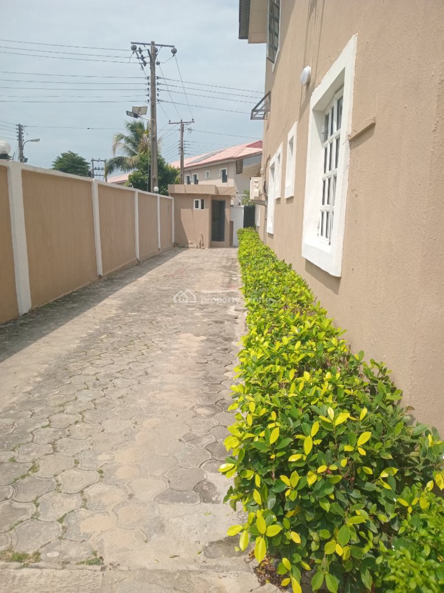 Spacious 4 Bedroom Apartment Upstairs Self Serviced, Lekki Phase 1, Lekki, Lagos, Flat / Apartment for Rent