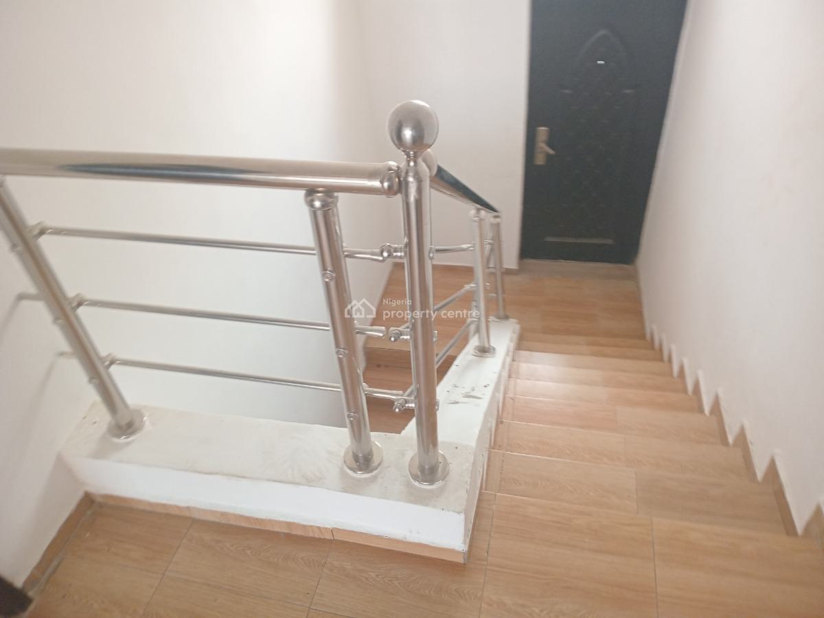 Spacious 4 Bedroom Apartment Upstairs Self Serviced, Lekki Phase 1, Lekki, Lagos, Flat / Apartment for Rent