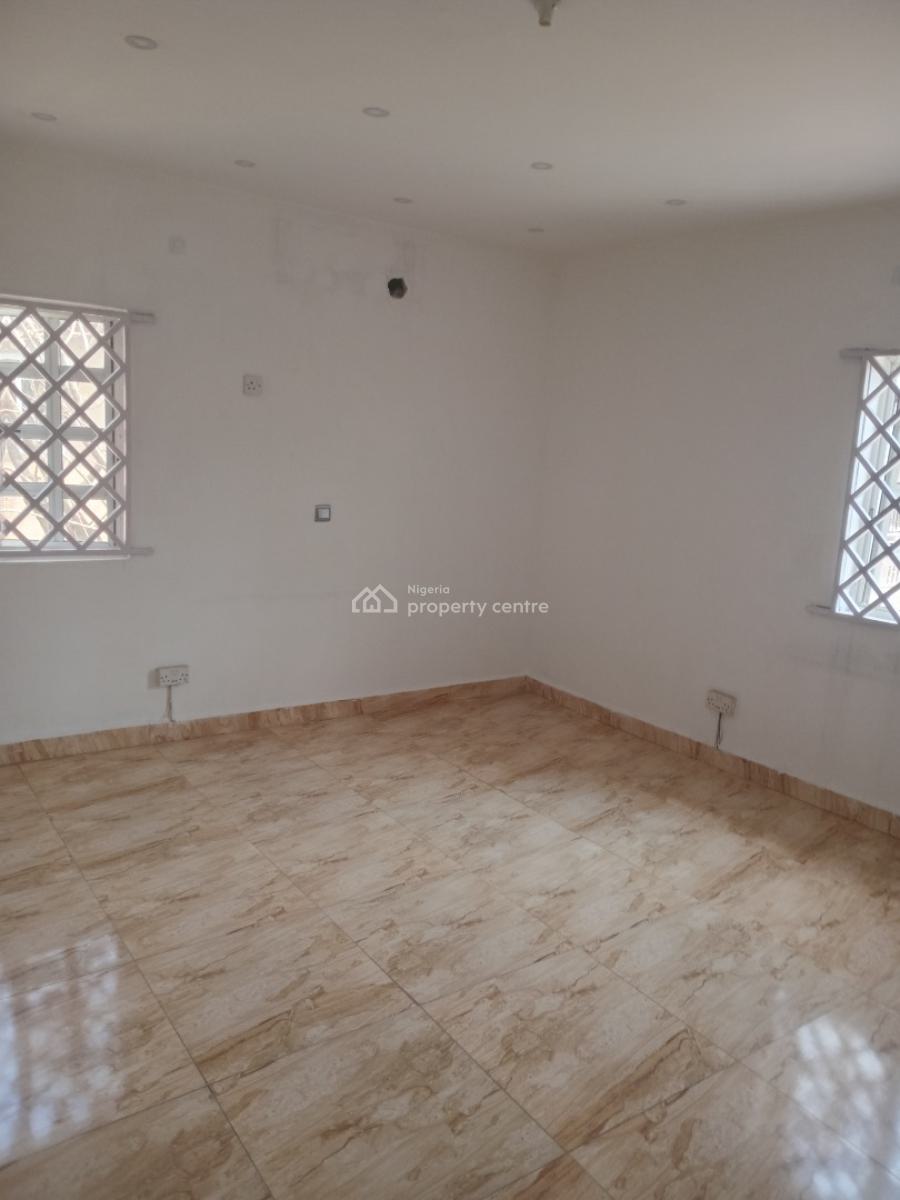 Spacious 4 Bedroom Apartment Upstairs Self Serviced, Lekki Phase 1, Lekki, Lagos, Flat / Apartment for Rent