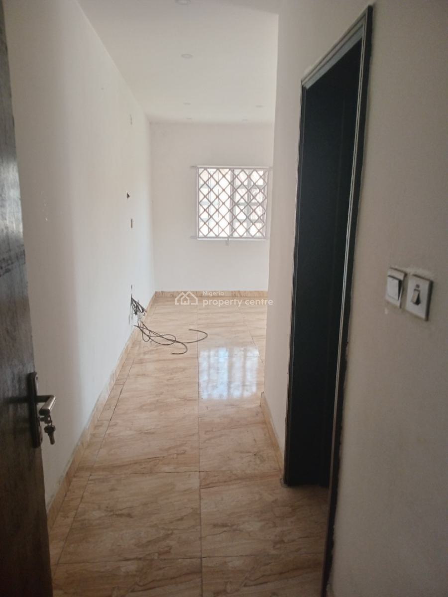 Spacious 4 Bedroom Apartment Upstairs Self Serviced, Lekki Phase 1, Lekki, Lagos, Flat / Apartment for Rent
