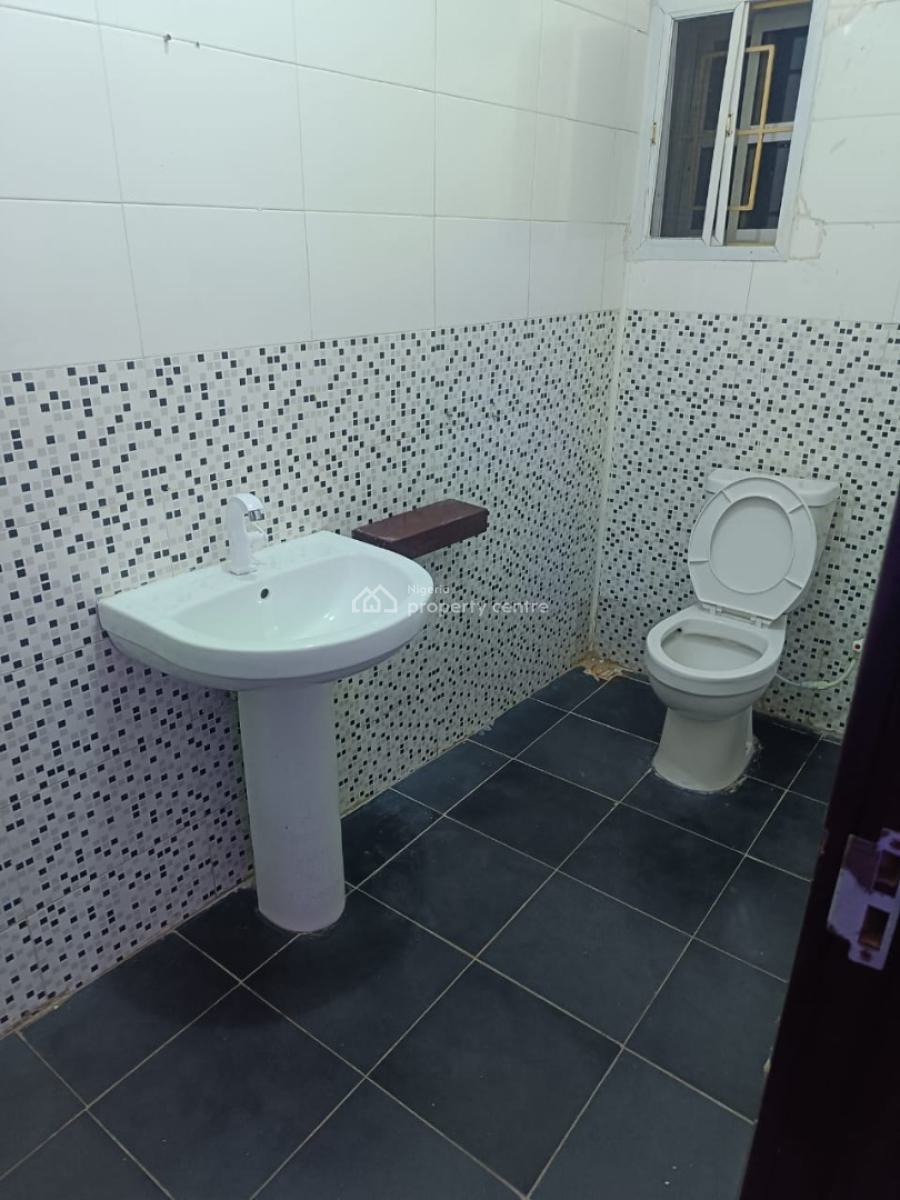 Spacious 2 Bedroom Flat Ground-floor Ensuite, Off Admiralty Way, Lekki Phase 1, Lekki, Lagos, Flat / Apartment for Rent