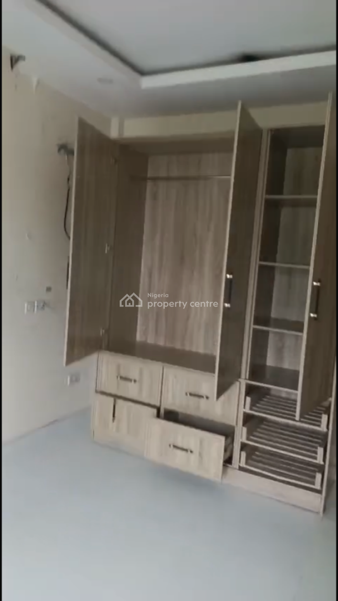 Lovely 2 Bedroom Flat, Silver Crest Estate, Onike, Yaba, Lagos, Flat / Apartment for Rent