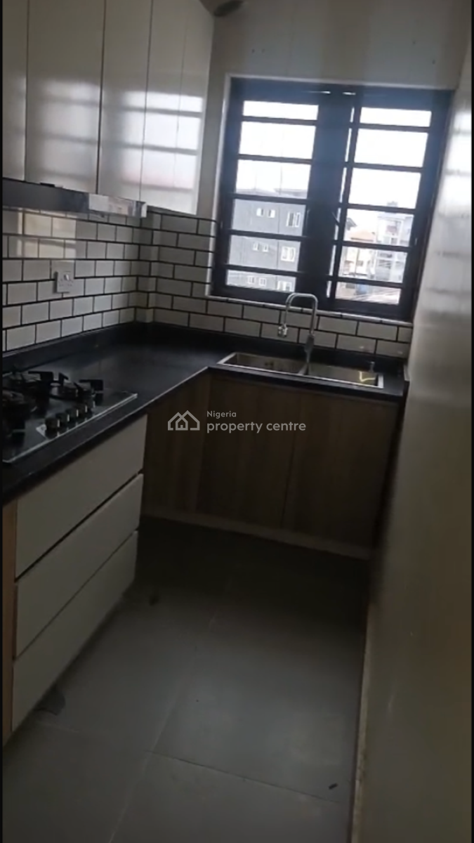 Lovely 2 Bedroom Flat, Silver Crest Estate, Onike, Yaba, Lagos, Flat / Apartment for Rent