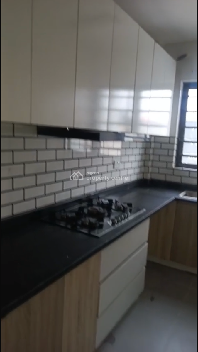 Lovely 2 Bedroom Flat, Silver Crest Estate, Onike, Yaba, Lagos, Flat / Apartment for Rent