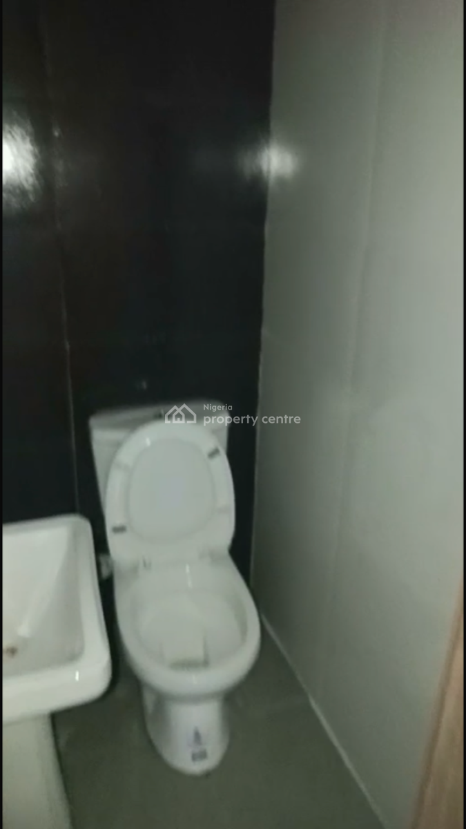 Lovely 2 Bedroom Flat, Silver Crest Estate, Onike, Yaba, Lagos, Flat / Apartment for Rent