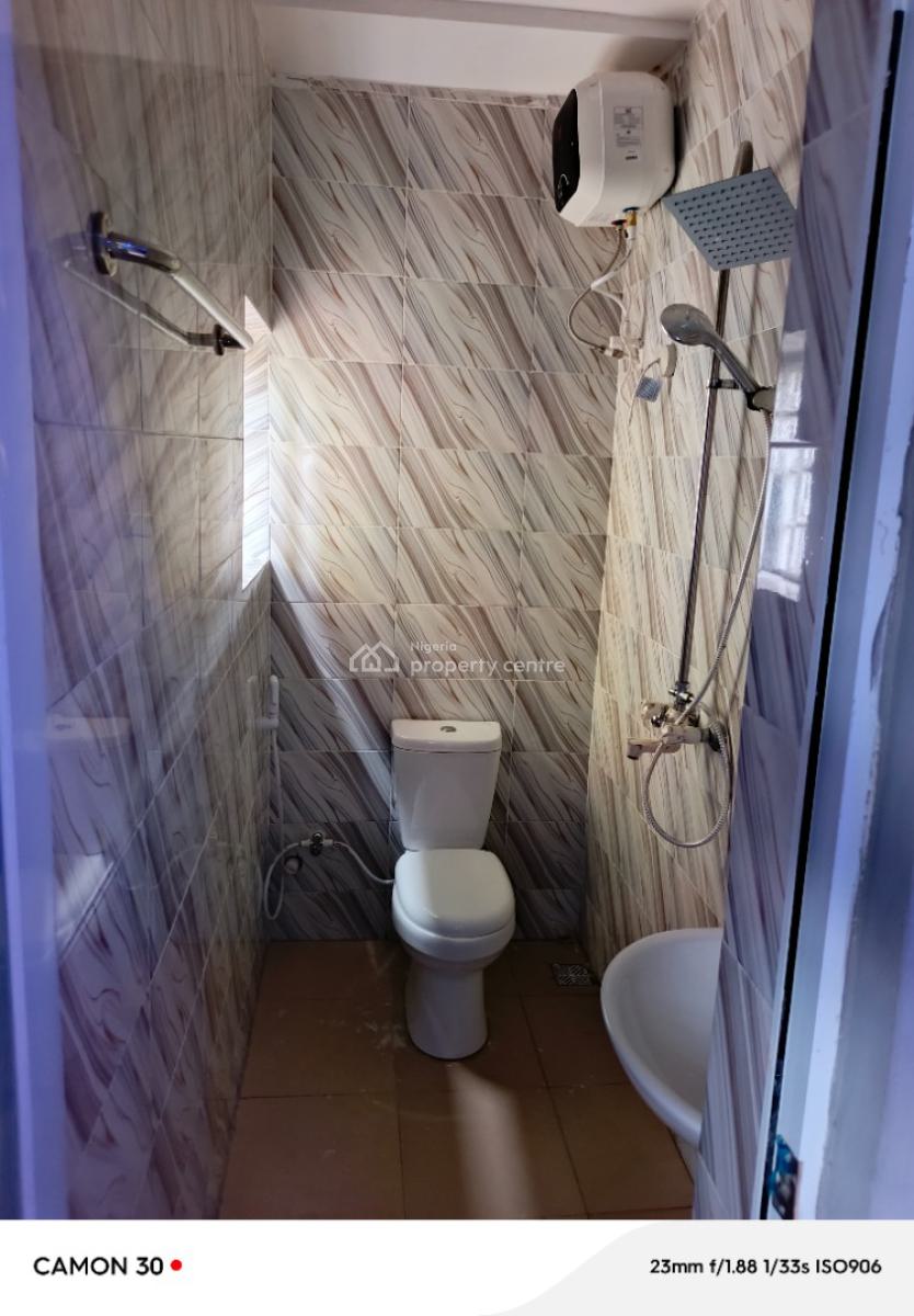 Give Away 2 Bedroom Flat in Bucknor Estate By Bstop, Bucknor Estate By Elemu Bstop, Isolo, Lagos, Flat / Apartment for Rent