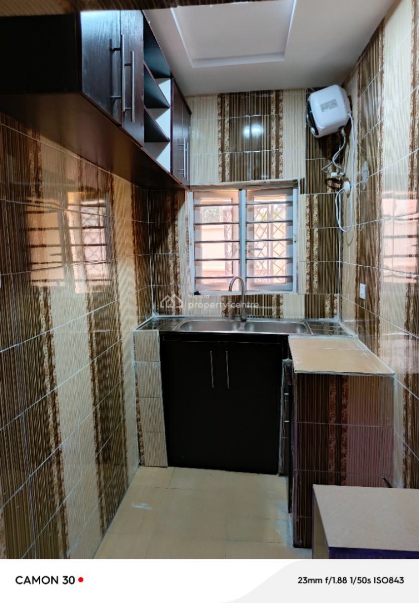 Give Away 2 Bedroom Flat in Bucknor Estate By Bstop, Bucknor Estate By Elemu Bstop, Isolo, Lagos, Flat / Apartment for Rent