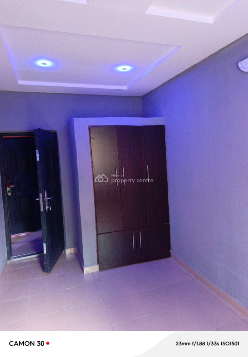 Give Away 2 Bedroom Flat in Bucknor Estate By Bstop, Bucknor Estate By Elemu Bstop, Isolo, Lagos, Flat / Apartment for Rent