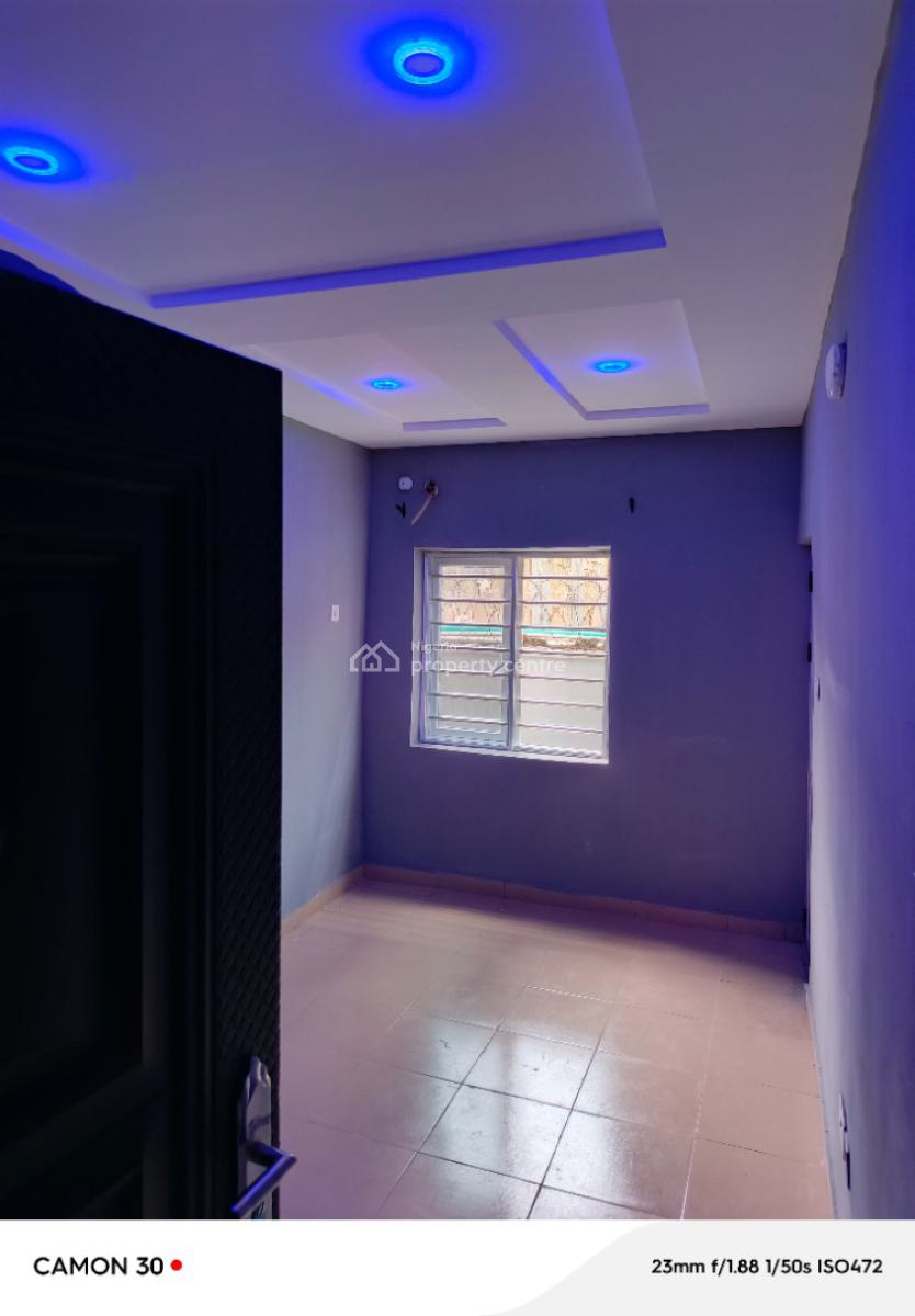 Give Away 2 Bedroom Flat in Bucknor Estate By Bstop, Bucknor Estate By Elemu Bstop, Isolo, Lagos, Flat / Apartment for Rent