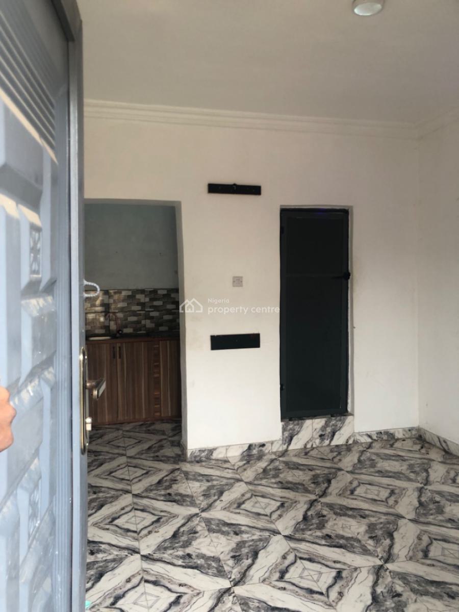 Standard Room Self with Car Park Personal Prepaid and Cabinets, Shomolu, Lagos, Self Contain (single Rooms) for Rent