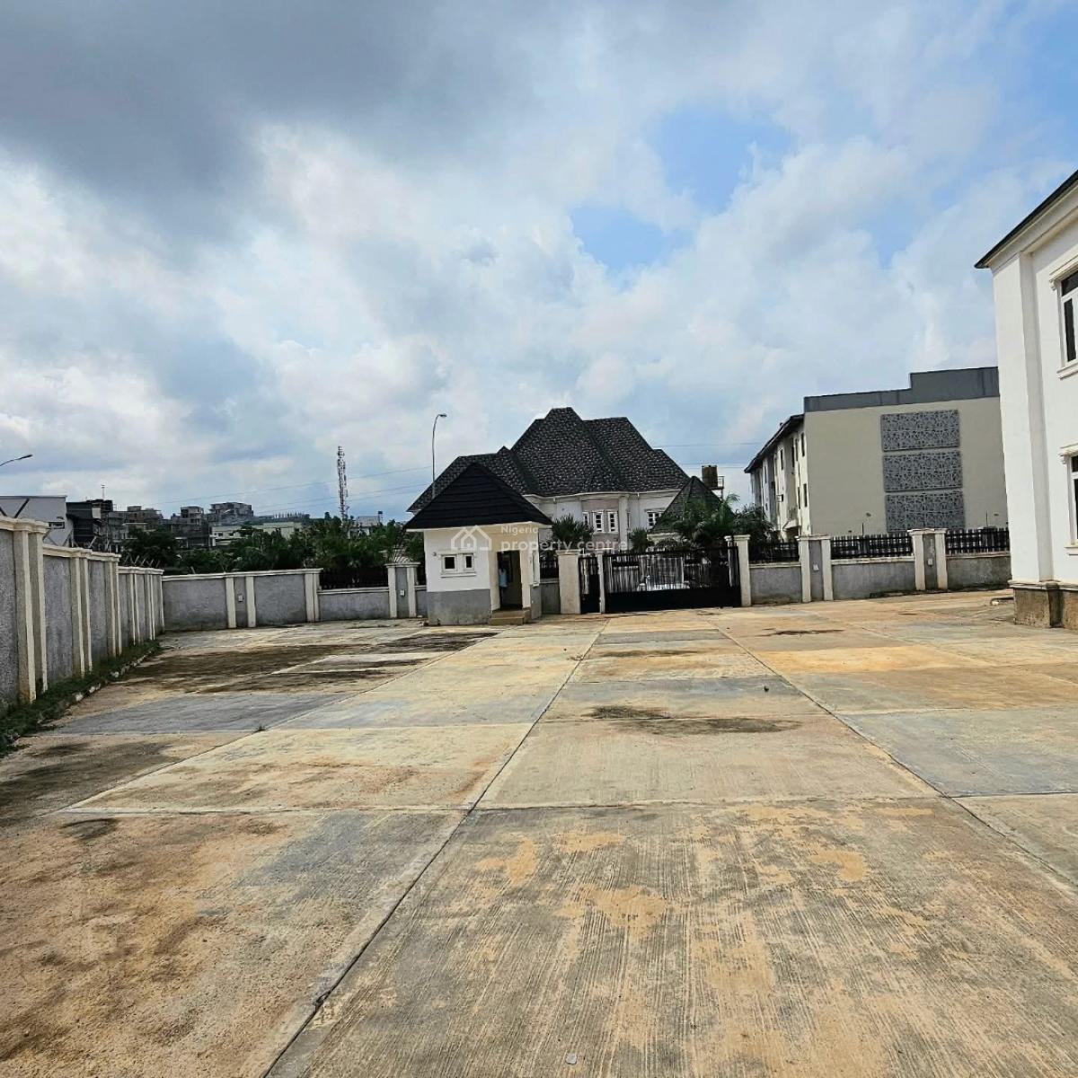 6 Bedrooms Duplex with Swimming Pool and 2 Rooms Bq, Guzape District, Abuja, House for Sale