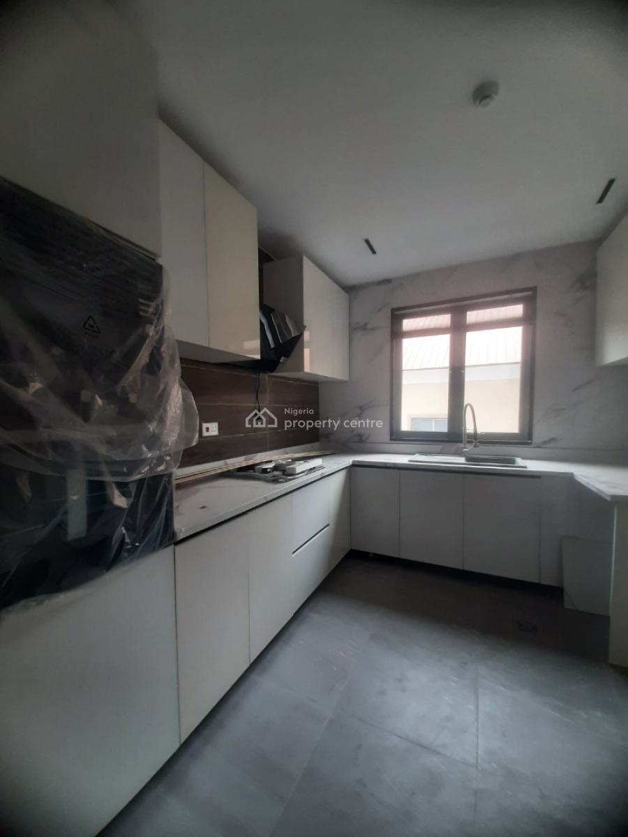 2 Bedroom En-suite New Serviced Flat with Fitted Kitchen, Air Conditio, Lekki Phase 1, Lekki, Lagos, Flat / Apartment for Rent