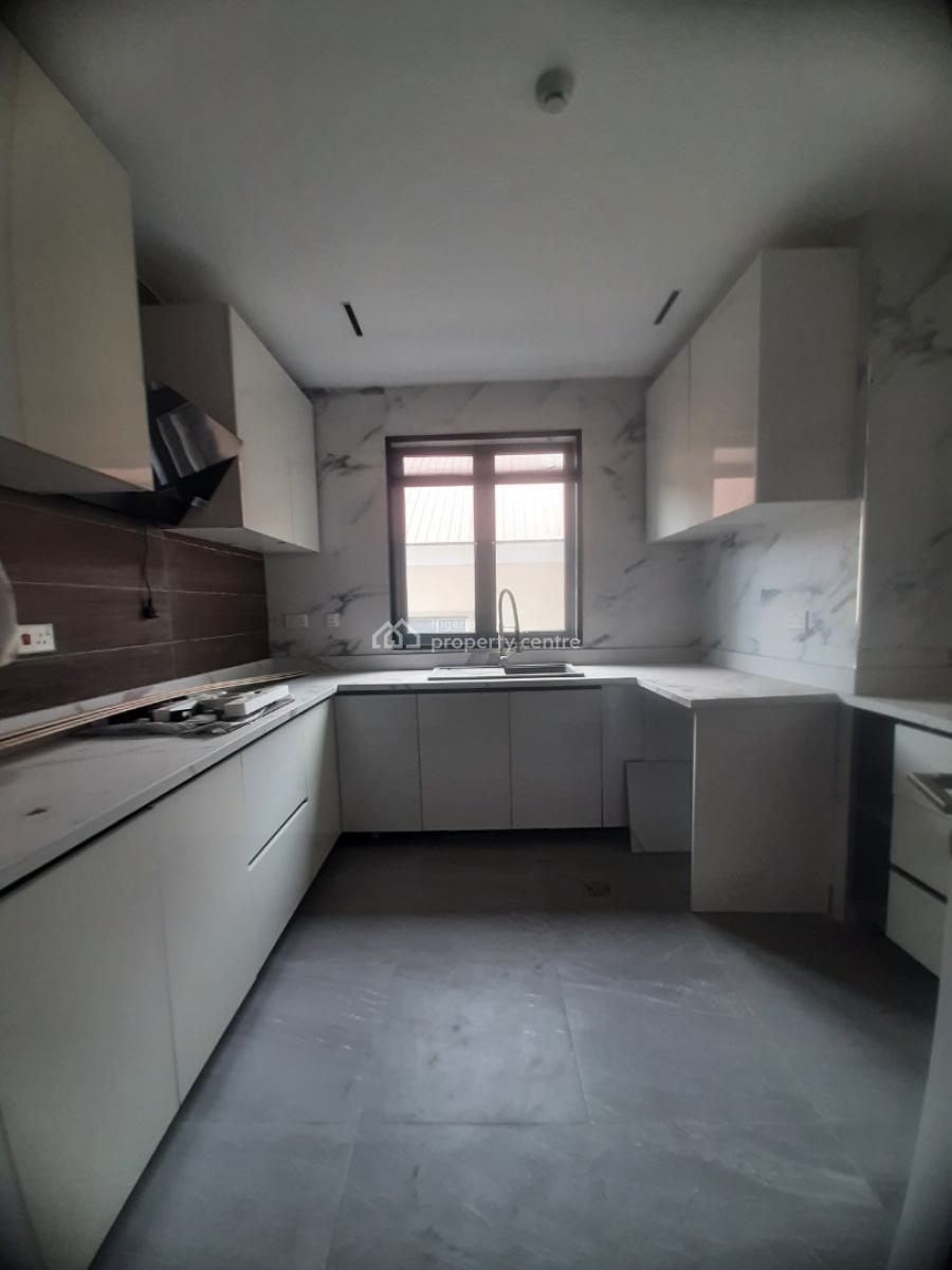 2 Bedroom En-suite New Serviced Flat with Fitted Kitchen, Air Conditio, Lekki Phase 1, Lekki, Lagos, Flat / Apartment for Rent