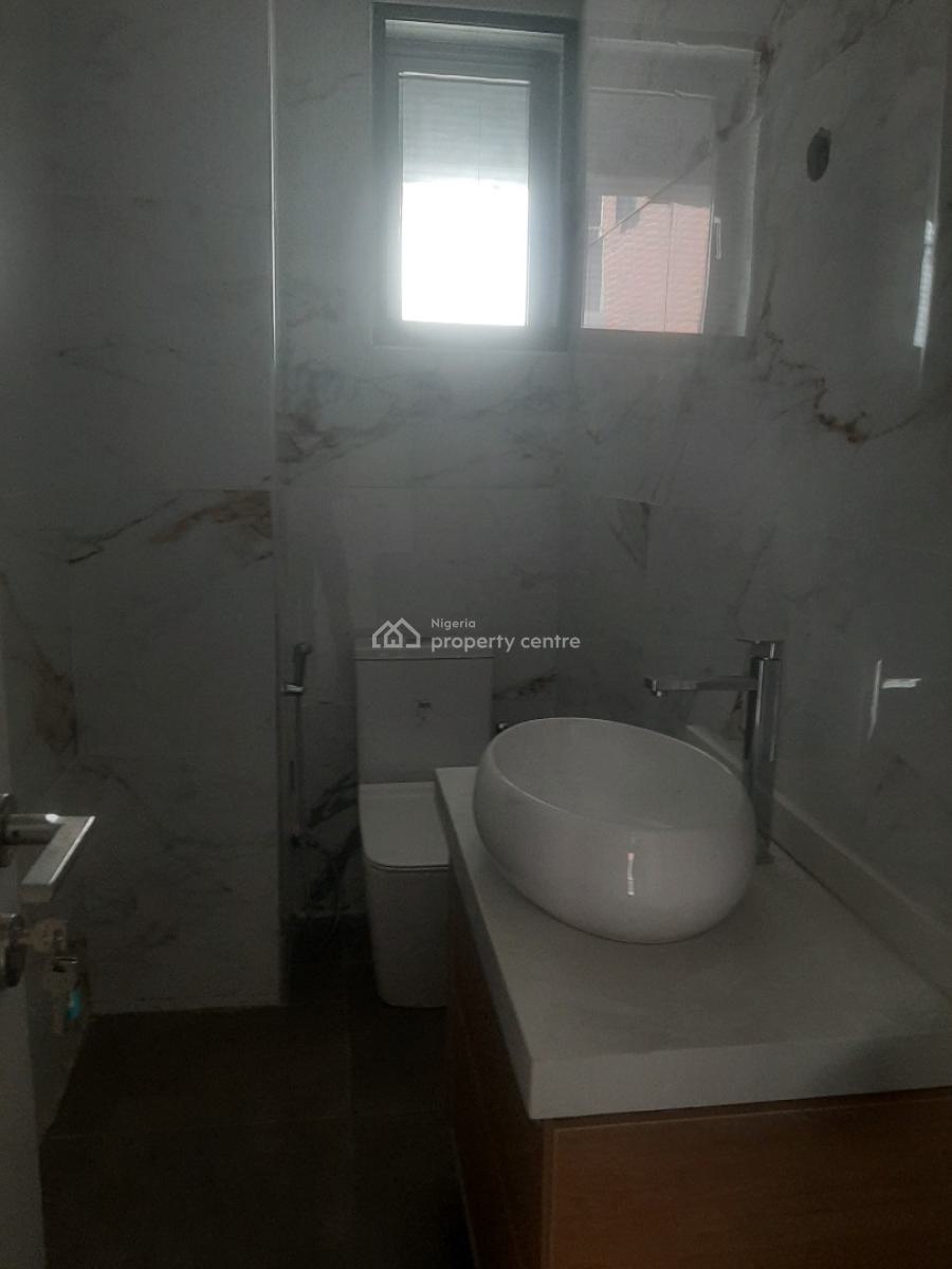 2 Bedroom En-suite New Serviced Flat with Fitted Kitchen, Air Conditio, Lekki Phase 1, Lekki, Lagos, Flat / Apartment for Rent