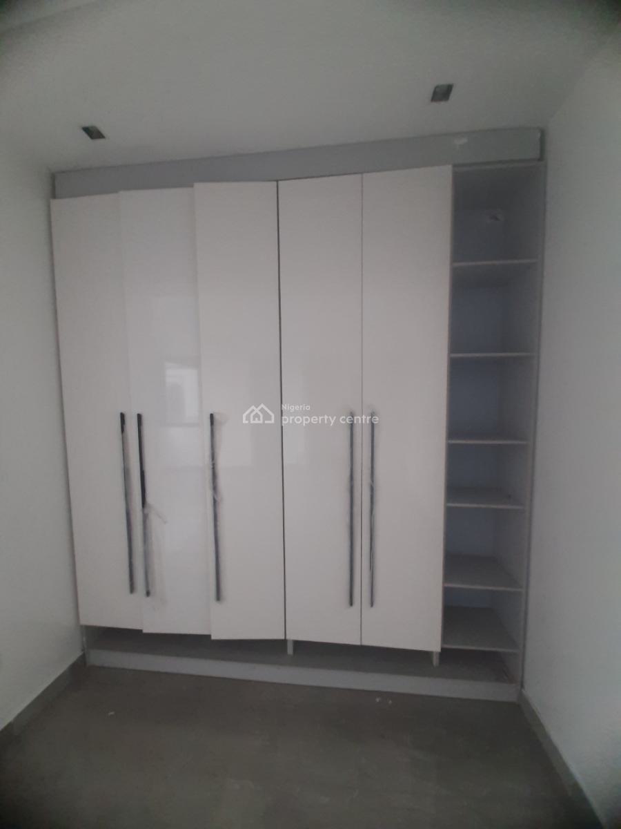 2 Bedroom En-suite New Serviced Flat with Fitted Kitchen, Air Conditio, Lekki Phase 1, Lekki, Lagos, Flat / Apartment for Rent