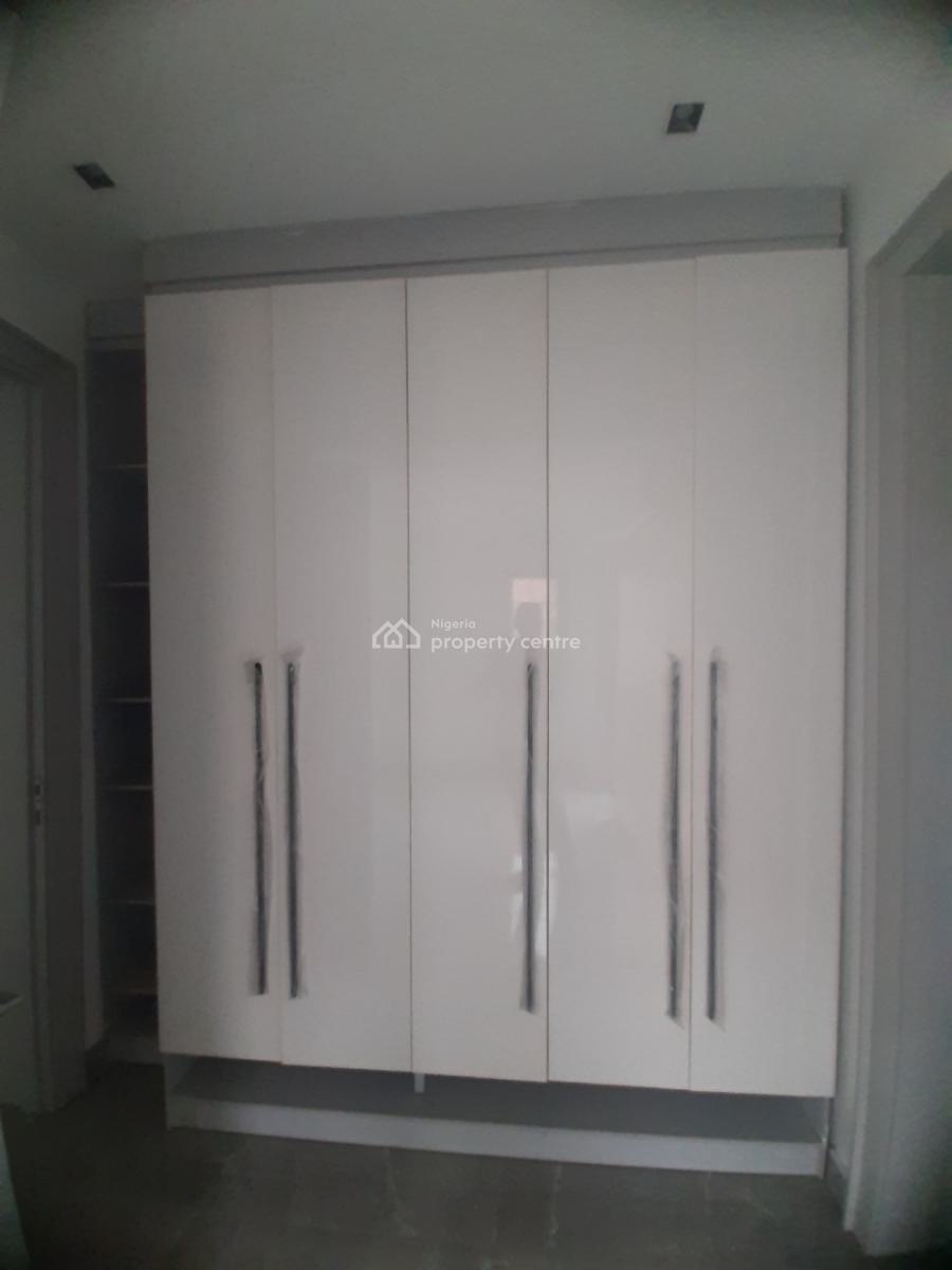 2 Bedroom En-suite New Serviced Flat with Fitted Kitchen, Air Conditio, Lekki Phase 1, Lekki, Lagos, Flat / Apartment for Rent