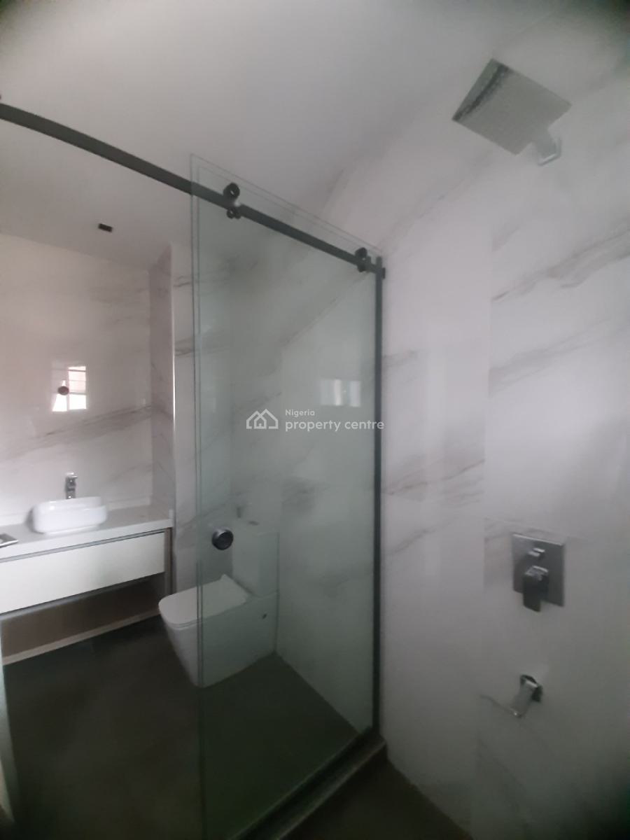 2 Bedroom En-suite New Serviced Flat with Fitted Kitchen, Air Conditio, Lekki Phase 1, Lekki, Lagos, Flat / Apartment for Rent