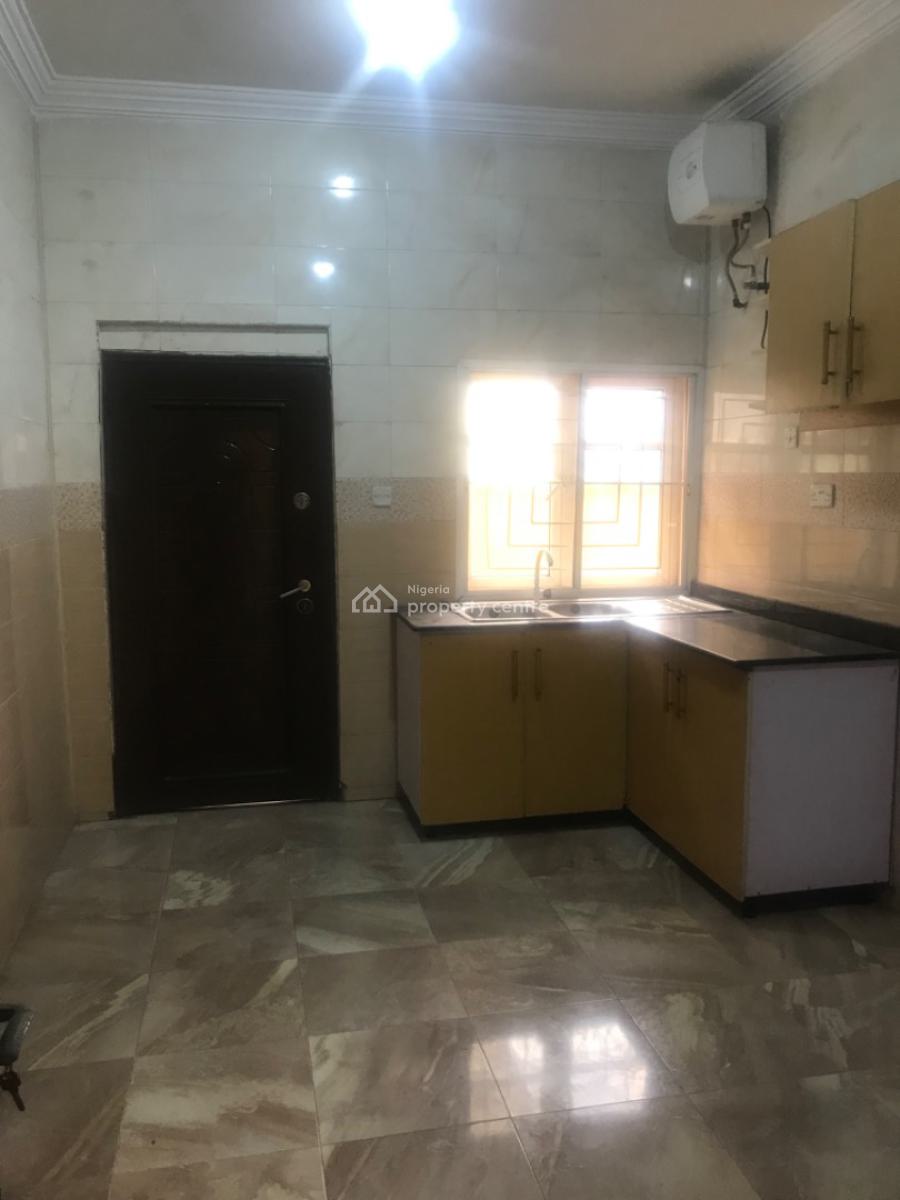Luxurious 2 Bedroom Flat, Off Admiralty Way, Lekki Phase 1, Lekki, Lagos, Flat / Apartment for Rent
